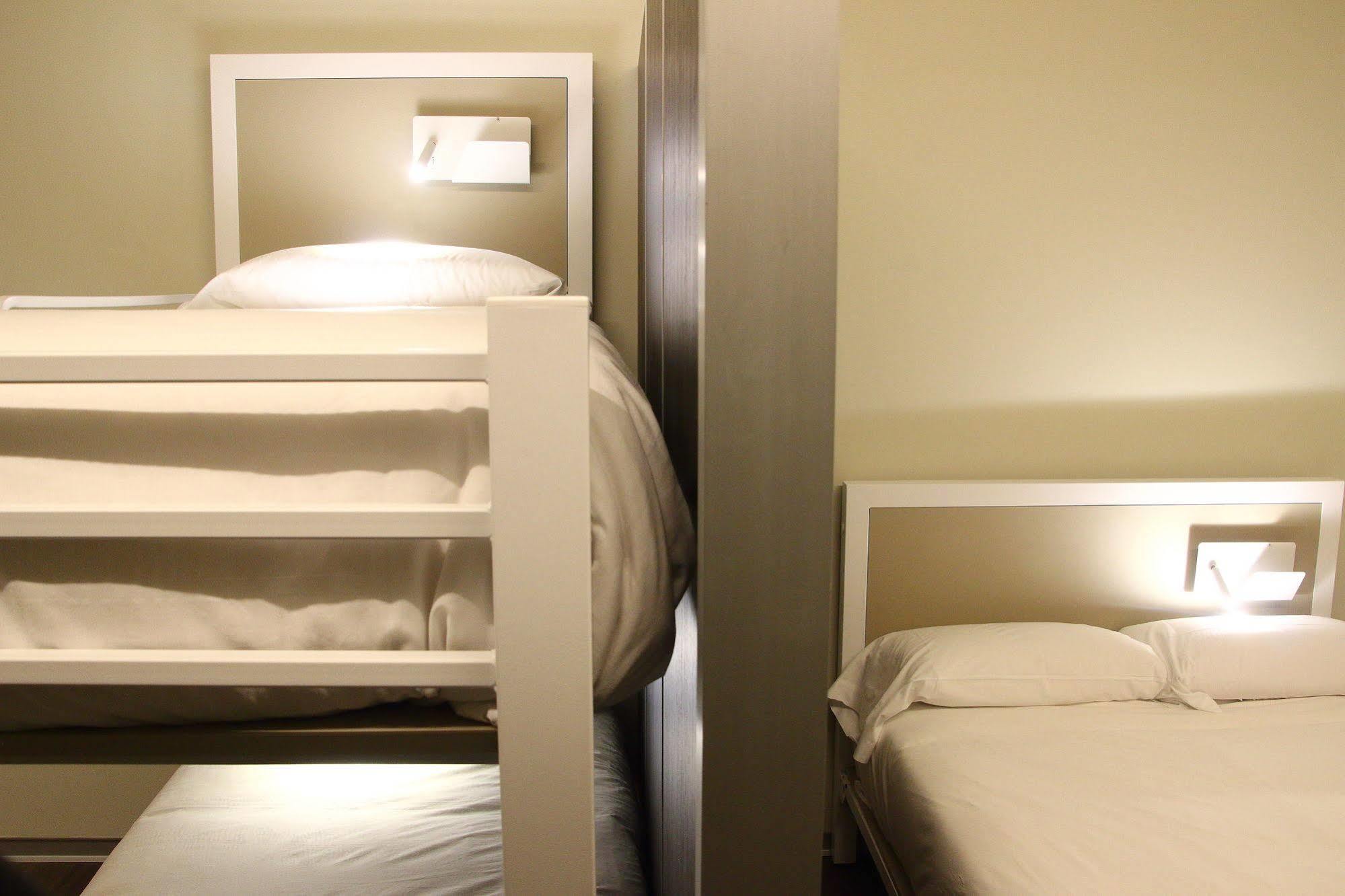 Poshtel Bilbao - Premium Hostel Exterior photo